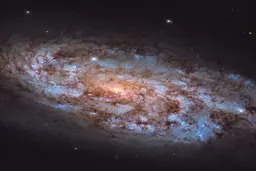 تصویر زیبای یک کهکشان مارپیچ از تلسکوپ فضایی هابل ناسا+ عکس| تصویر حیرت آور کهکشان مارپیچ ستاره افشان