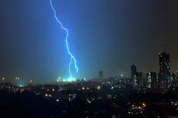 از صاعقه های وحشتناک‌ در هند و کشته شدن ۷۵۰ نفر‌ تا باران و سیلاب بی سابقه در امارات متحده عربی+ ویدئو 