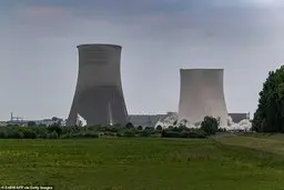 تخریبِ برجهای یک نیروگاه در پس‌زمینه‌ی مسابقه فوتبال + ویدئو 