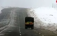 سرقت عجیب از  کامیون در حال حرکت در جاده!+ویدئو