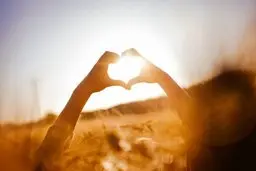 نور آفتاب خالی از فایده نیست و فوایدی برای پوست و بدن هم دارد!