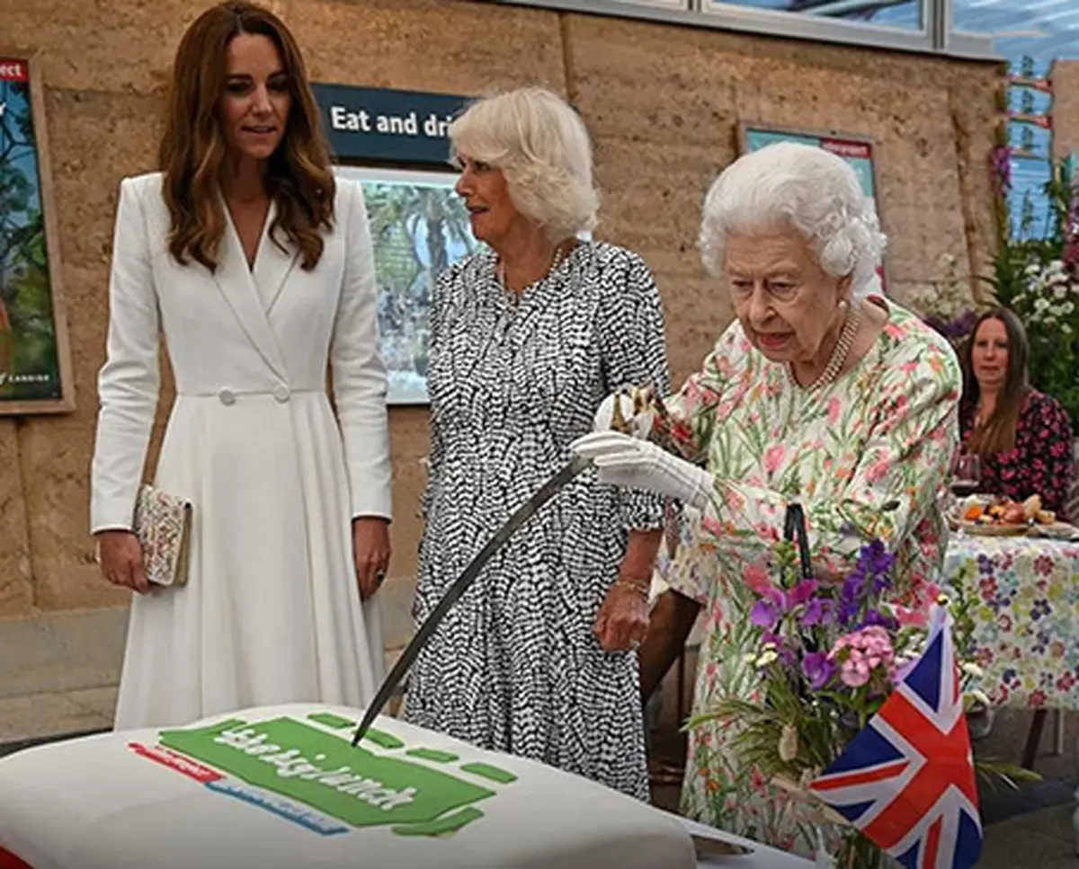 تصاویر عجیب و غریب از جشن تولد ملکه الیزابت| ملکه الیزابت با شمشیر کیک تولدش را برید؟