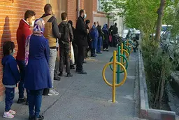 عجیب ترین صف هفته+ عکس| ملاقات مردمی با احمدی نژاد و این صف!