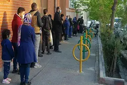 عجیب ترین صف هفته+ عکس| ملاقات مردمی با احمدی نژاد و این صف!