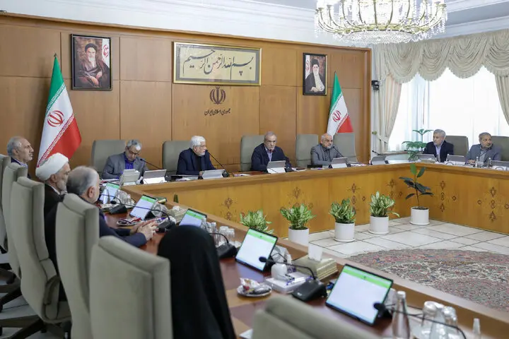 پیشنهاد روزنامه اصولگرا به پزشکیان: کابینه را ترمیم کنید |  وزیر نیرو و سخنگوی دولت و شورای اطلاع رسانی را تغییر دهید |  خودتان انجام دهید نه مجلس