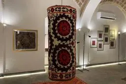 فضای هنری سوله در کاشان با نمایش دست‌بافته‌های هما ضرابی