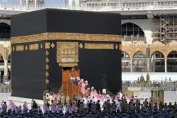 تاکنون داخل کعبه را دیده اید |جدیدترین تصاویر منتشر شده از داخل کعبه، بن سلمان اینجا چه می‌کند؟