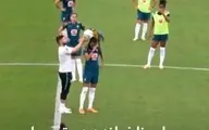 هنگام تمرین تیم ملی فوتبال زنان برزیل یک طوطی وارد زمین شد + ویدئو