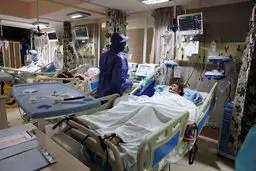 گسترش اومیکرون به خاطر عواملی مانند قابلیت ویروس در اتصال به سلول و فرار از ایمنی، امکان تکثیر آن در دستگاه تنفس فوقانی و رعایت نکردن فاصله‌گذاری اجتماعی است