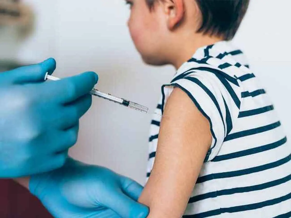 وزارت بهداشت: والدین در تزریق واکسن کرونا به فرزندانشان نگرانی نداشته باشند | این واکسن عارضه خیلی مهمی در نوجوانان ایجاد نمی‌کند