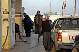 کمبود بنزین در موصل عراق | صف های شلوغ در برابر پمپ‌های بنزین