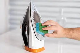 یکبار برای همیشه این ترفند ساده برای تمیز کردن سوختگی کف اتو رو یاد بگیر! | مخصوص کسایی که کف اتو رو سیاه میکنند! + ویدئو
