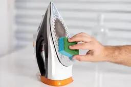 یکبار برای همیشه این ترفند ساده برای تمیز کردن سوختگی کف اتو رو یاد بگیر! | مخصوص کسایی که کف اتو رو سیاه میکنند! + ویدئو