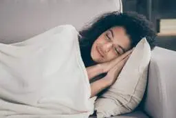 دلیل زود بیدار شدن برخی افراد در آخر هفته‌ها 