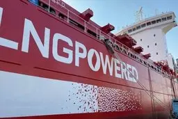 نخستین کشتی کانتینتری LNG سوز جهان راهی دریا شد