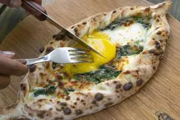 سفر به گرجستان با طعم نان و پنیر | خاچاپوری؛ خوشمزه‌ای ساده اما شاهانه +ویدئو