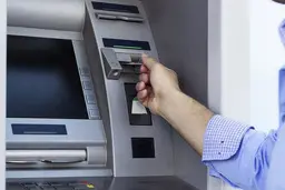 
عابر بانکی که اسکناس ۵۰ هزار تومانی به‌جای ۱۰ هزار تومانی می‌داد
