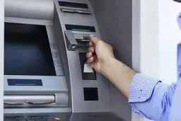 
عابر بانکی که اسکناس ۵۰ هزار تومانی به‌جای ۱۰ هزار تومانی می‌داد
