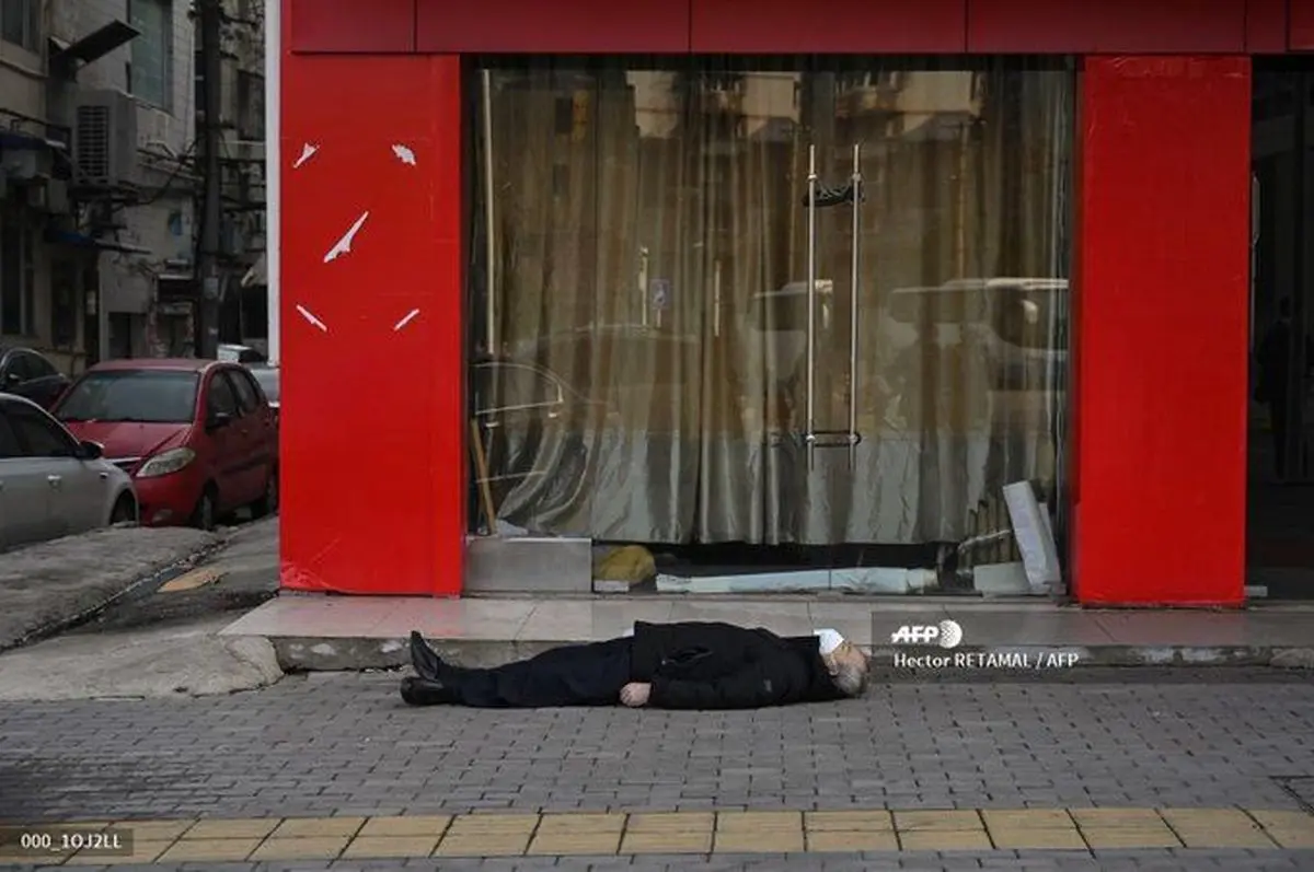 جسد مردی در پیاده رو  ووهان چین/عکس 