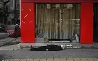 جسد مردی در پیاده رو  ووهان چین/عکس 