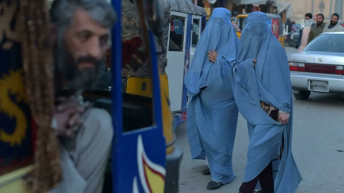  شیوه‌نامه جدید برای زنان افغانستان  | درصورت لزوم پتو بپوشند
