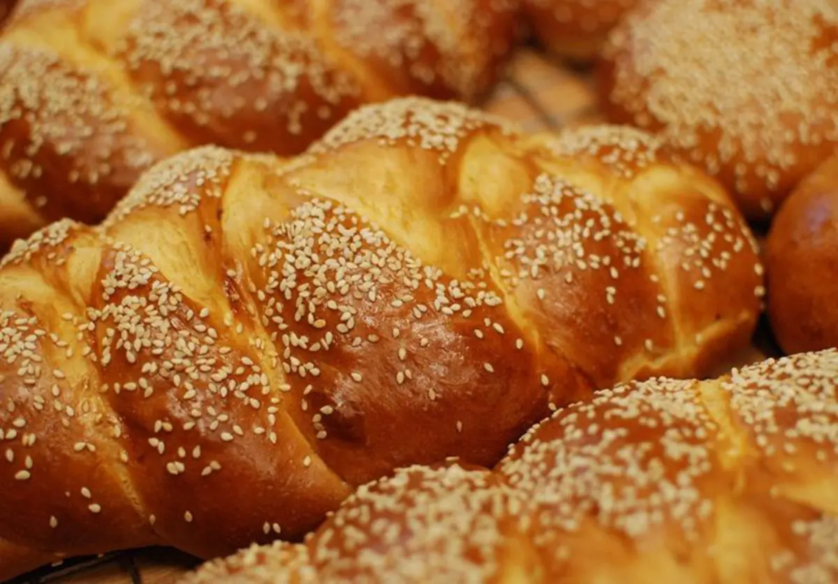 این نان فرانسوی بافتی نرم و لطیف داره که همه رو عاشق خودش میکنه! | طرز تهیه نان فوگاس +ویدئو