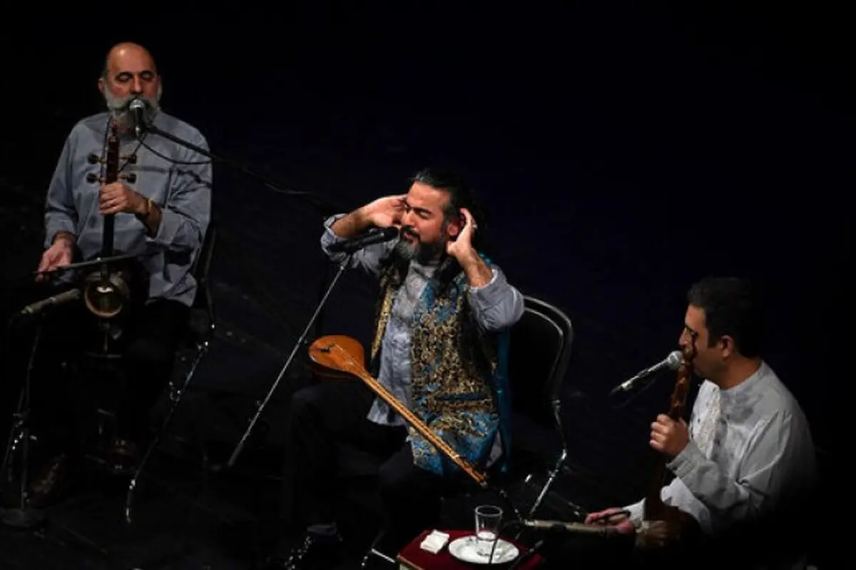 عذرخواهی بابت آوازخوانی پرواز همای در پخش زنده 