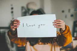 نشانه های یک دختر عاشق چیست؟ | نشانه هایی که یک دختر شما را دوست دارد!