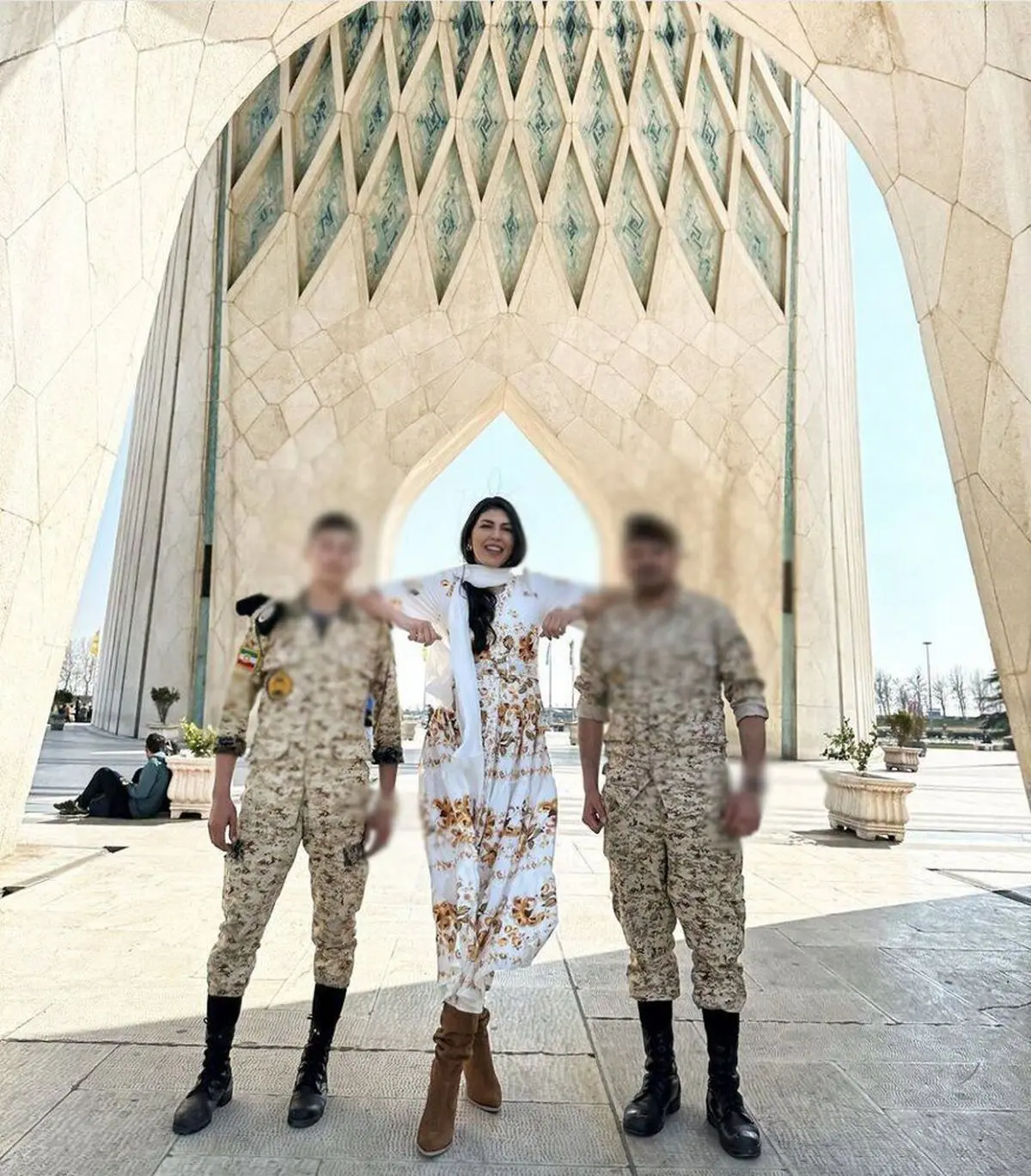 عکس جنجالی گردشگر زن روسی در میدان آزادی با دو سرباز! + عکس