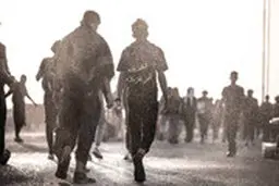 کمک یک نظامی عراقی به زائر ایرانی در مرز عراق + ویدئو