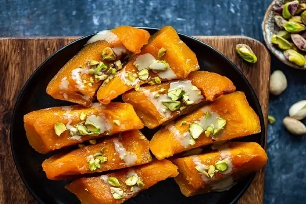 طرز تهیه دسر کدو حلوایی پاییزی | دسری خوشمزه و مجلسی با عطر زعفران و گلاب +ویدئو