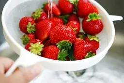 چطوری توت فرنگی رو بشوریم که له نشه و دیگه سمی نباشه؟ | روش صحیح شستشوی توت فرنگی