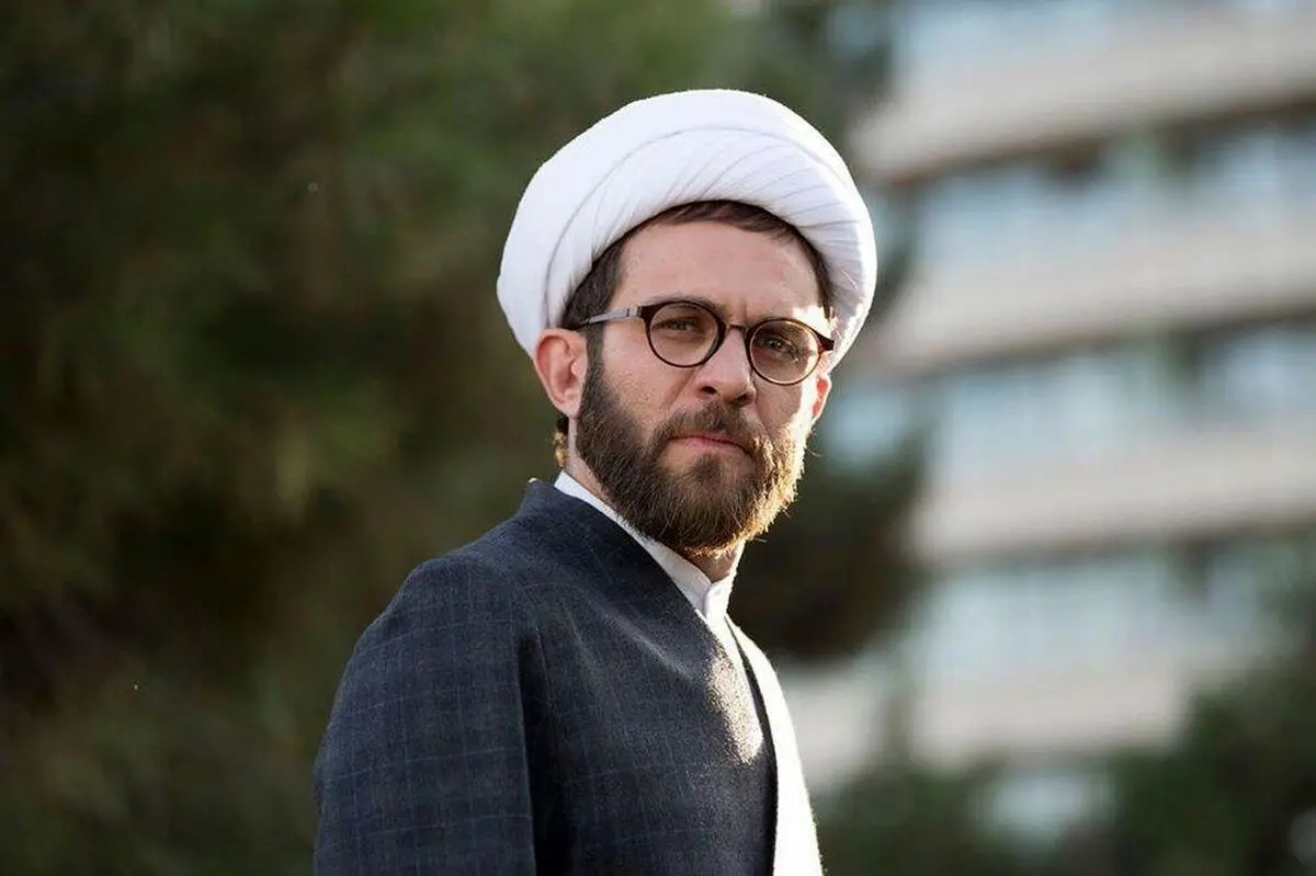 تصویری متفاوت از بابک حمیدیان با لباس روحانیت 