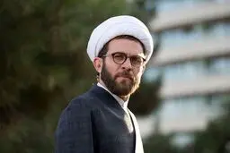 تصویری متفاوت از بابک حمیدیان با لباس روحانیت 