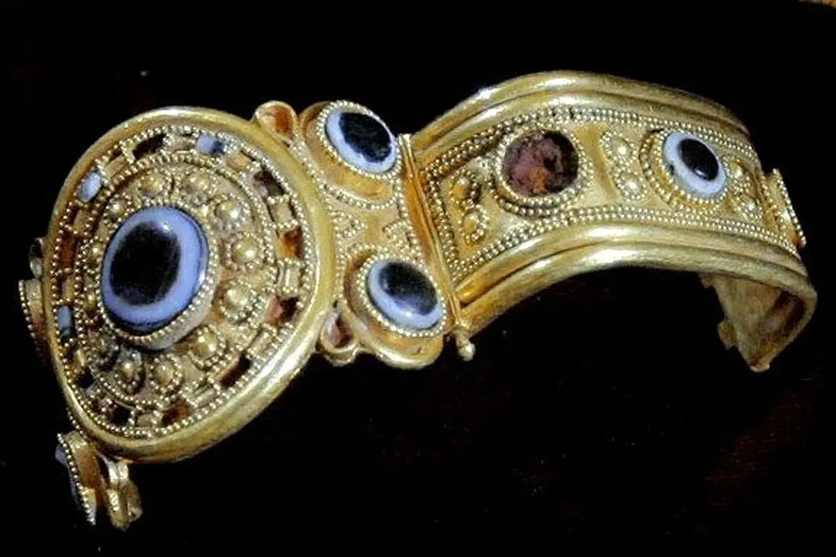کشف اتفاقی یک دستبند متعلق به هزاره اول پیش از میلاد در حفاری‌های سازمان آب خوزستان