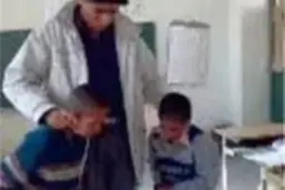 تنبیه بدنی دانش آموزان در روستای کرجو | اخراج معلم به دلیل تنبیه بدنی دانش آموزان