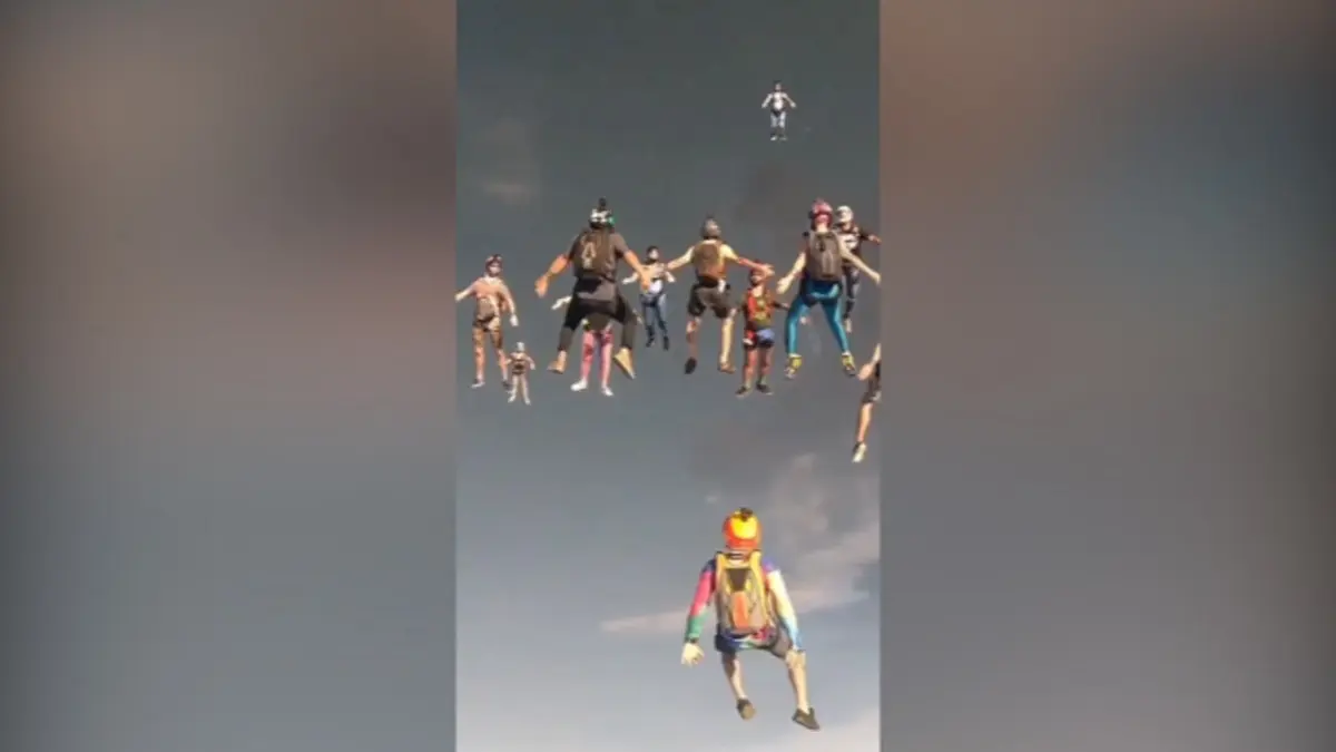 معلق ماندن چند چتر باز بین زمین و آسمان+ویدئو