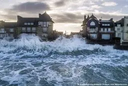  امواج ترسناک در فرانسه را ببینید