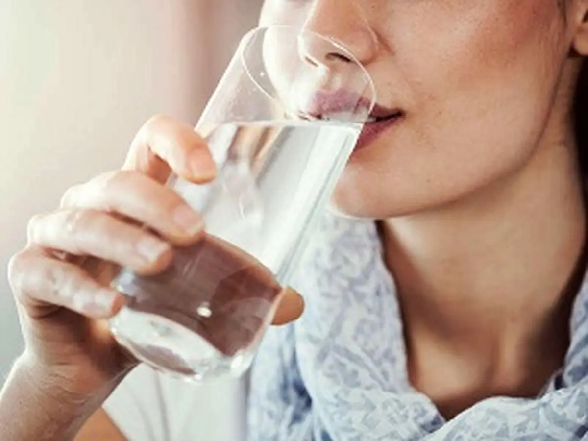 چه کسانی نباید هنگام غذا خوردن آب بنوشند؟ 