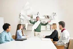 کارکنان را از بند بوروکراسی رها کنید | چگونه خود را برای یک انقلاب محیط کار جدید آماده کنیم؟