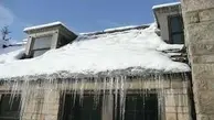 لحظه وحشتناک سقوط ناگهانی یخ روی سر عابر پیاده+ویدئو