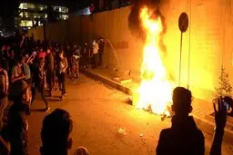  دیوار خارجی کنسولگری ایران در کربلا را آتش زدند +عکس و فیلم