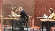 ‏عکسی اتفاقی از دو فرد تنها در کافه 