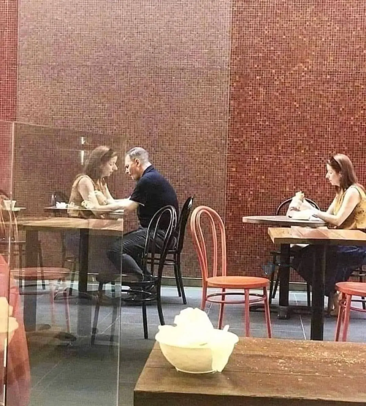 ‏عکسی اتفاقی از دو فرد تنها در کافه 