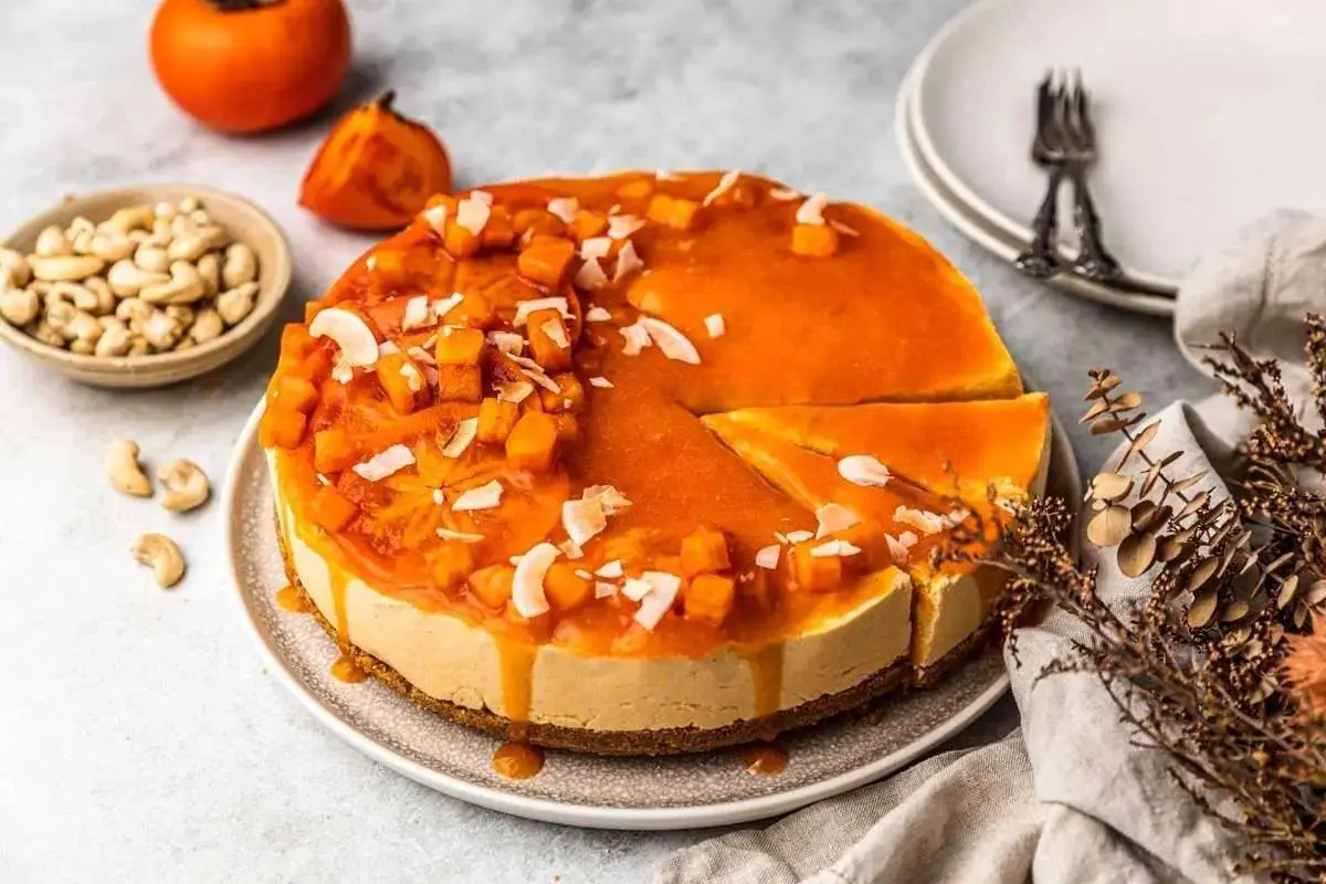 طرز تهیه کیک خرمالو | طعمی دل‌چسب از فصل نارنجی‌ها با یک کیک پاییزی +ویدئو