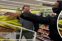 درگیر شدن سارق فروشگاه با یک مشتری!+ویدئو