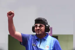 برای جواد فروغی، آرش تیراندازی ایران