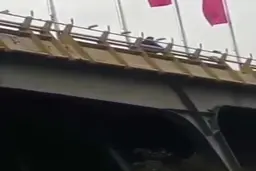 سرقت گارد ریل در اتوبان باکری تهران + ویدئو