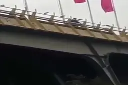 سرقت گارد ریل در اتوبان باکری تهران + ویدئو