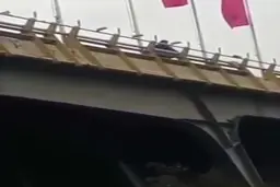 سرقت گارد ریل در اتوبان باکری تهران + ویدئو